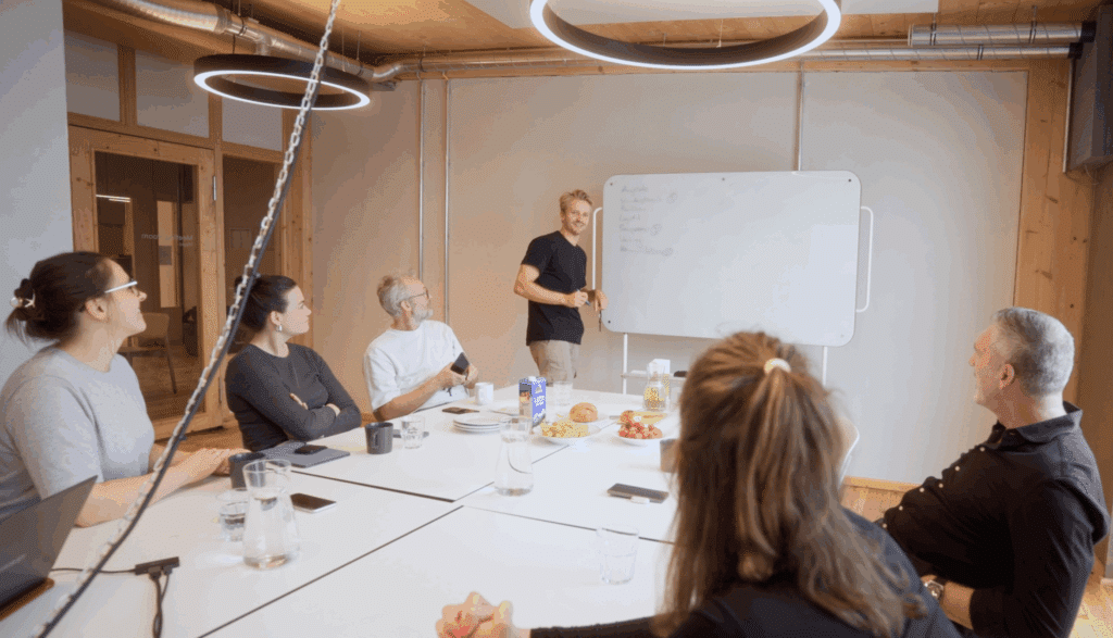 BLICK NACH VORN: Die Teams im Austausch
